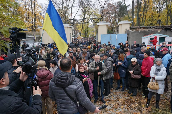 Попри плану благоустрою, в Літньому театрі, як гриби, ростуть капітальні будови